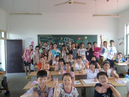 小分队成员与四年级同学合影 小分队成员与四年级同学合影