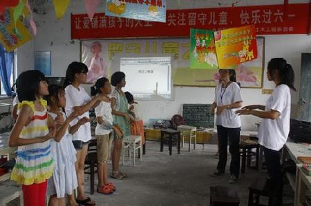 小分队成员和孩子一起学手语 小分队成员和孩子一起学手语