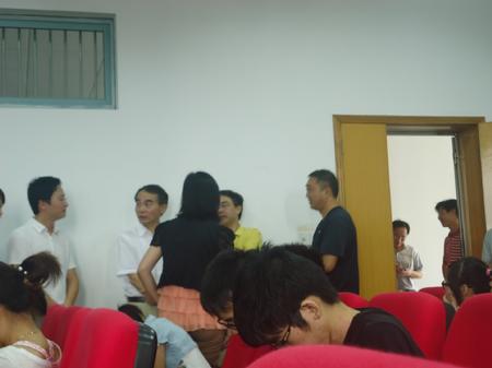 校长与指导老师交谈 校长与指导老师交谈