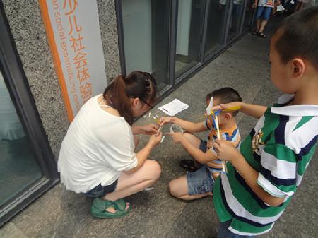 小朋友向分队成员展示成果 小朋友向分队成员展示成果