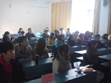 同学们全神贯注的听着 同学们全神贯注的听着