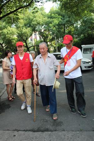 搀扶老党员 搀扶老党员