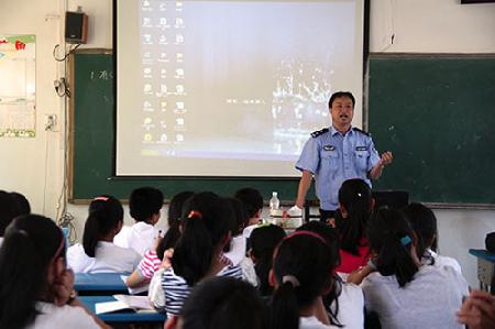 交警大队叔叔讲安全知识 交警大队叔叔讲安全知识