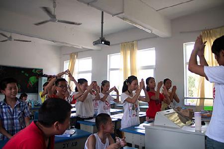 孩子们在表演手语 孩子们在表演手语