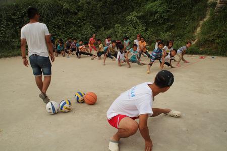 7月23日同学们在为即将进行的运动比赛进行准备活动