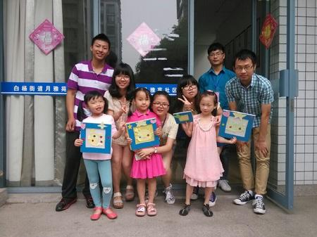 和孩子们合影
