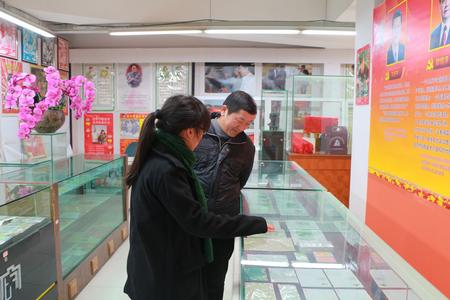 悉心为游客讲解