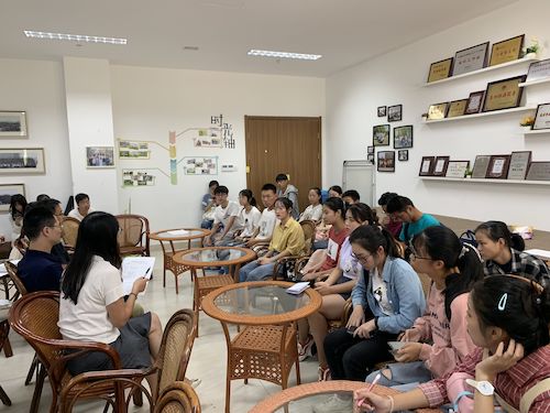 学生座谈会