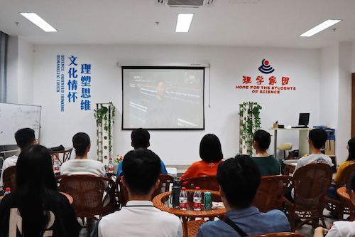 电子竞技博彩
学子正在观看庆祝新中国成立70周年阅兵仪式