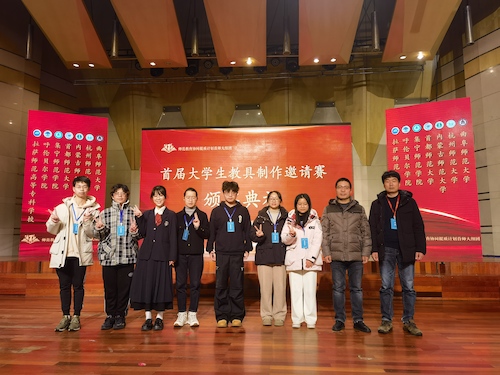图一 赛事获奖同学与电子竞技博彩
评委合影