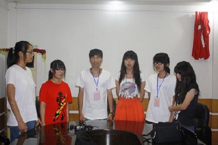 小分队成员在示范唱歌