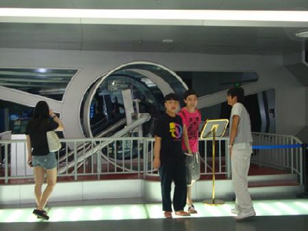 志愿者为游客指路