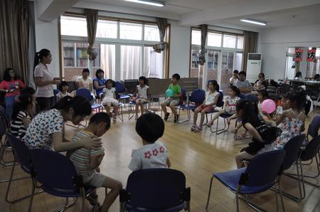 师生一起玩&ldquo;大风吹&rdquo;游戏