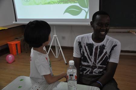 憨厚的外教老师和小朋友